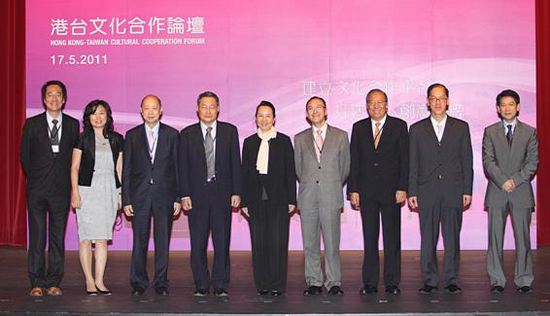 ECCPC then Chairperson, Mr Charles Lee (third right); ECCPC then Vice-Chairperson, Mr Tsang Tak-sing (second right); ECCPC then Director, Mr Raymond Young (first right); Then Convenor of the HK-Taiwan Cultural Co-operation Committee, Mr Frederic Mao (fourth right); THEC then Chairman, Mr Lin Chen-kuo (fourth left); Then Convenor of Taiwan-HK Cultural Co-operation Committee, Ms Hsu Lilin (fifth left) and other representatives participating at the HK-Taiwan Cultural Co-operation Forum held in HK on May 17, 2011 taking a group photo.