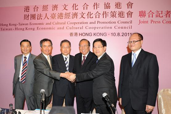 The photo shows (from left) THEC then Secretary-General, Mr James Chu; THEC then Deputy Chairman, Mr Kao Charng; THEC then Chairman, Mr Lin Chen-kuo; ECCPC then Chairperson, Mr Charles Lee; ECCPC then Executive Vice-Chairperson, Mr Stephen Lam; and ECCPC then Secretary-General, Mr Howard Chan, taking a group photo at the press conference after the second joint meeting between the ECCPC and THEC.