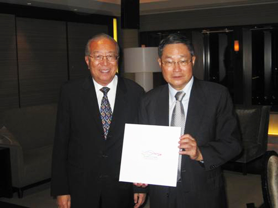 The photo shows ECCPC then Chairperson, Mr Charles Lee (left), presenting a souvenir to THEC then Chairman, Mr Lin Chen-kuo (right) at the end of his Taipei visit from October 27-29, 2011 during which Mr Lee visited the 2011 Taipei World Design Expo and gained a deeper understanding of the creative industries in Taiwan.