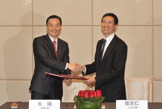 The Hong Kong-Taiwan Economic and Cultural Cooperation and Promotion Council (ECCPC) and the Taiwan-Hong Kong Economic and Cultural Co-operation Council (THEC) signed the Air Services Arrangement in Hong Kong on December 30, 2011. The photo shows the then Director of the ECCPC, Mr John Leung (right), and the then Director of the THEC, Mr Chu Shi, exchanging the text of the Air Services Arrangement after signing it.