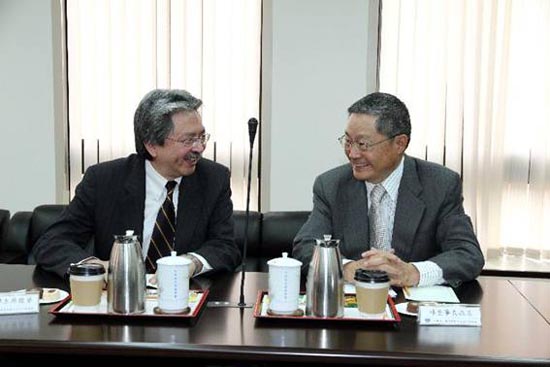 Mr Tsang and the then Chairman of the Taiwan-Hong Kong Economic and Cultural Co-operation Council, Mr Lin Chen-kuo (right) at a meeting between the Hong Kong-Taiwan Economic and Cultural Co-operation and Promotion Council and the Taiwan-Hong Kong Economic and Cultural Co-operation Council held in Taipei on 15 May 2012.