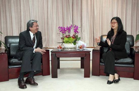 Mr Tsang meeting the then "Minister" of the "Mainland Affairs Council", Dr Lai Shin-yuan (right) during his visit to Taipei between 14 and 16 May 2012.