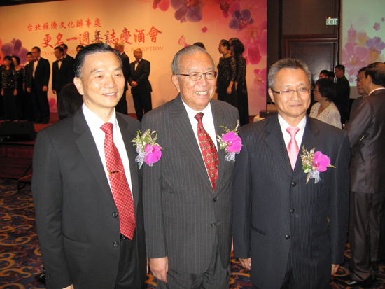 Then Chairman of Hong Kong-Taiwan Economic and Cultural Cooperation and Promotion Council, Mr Charles Lee (centre), attended the Taipei Economic and Cultural Office (TECO) 1st Anniversary Cocktail Reception on July 15 2012 and dotted the lions' eye for the ceremony. Shown in the picture are also the then Director of TECO, Mr James Chu (left) and the then Secretary-General of the Taiwan-Hong Kong Economic and Cultural Co-operation Council, Mr Yen Chung-kwang (right).