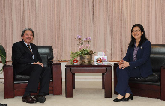 Mr Tsang meeting the then "Minister" of the "Mainland Affairs Council", Dr Lai Shin-yuan (right) during his visit to Taipei between 24 and 26 September 2012.