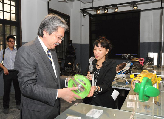 Then Honorary Chairperson of the Hong Kong-Taiwan Economic and Cultural Co-operation and Promotion Council, Mr John C Tsang, visited the Taiwan Design Center on 25 September 2012.