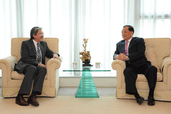 Mr Tsang meeting the former Chairman of the Kuomintang, Dr Lien Chan (right) on 25 September 2012
