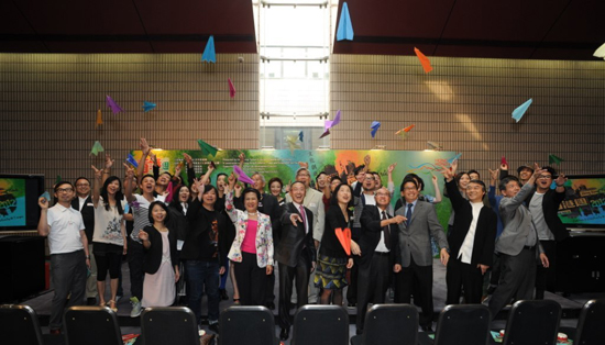 Members of Hong Kong-Taiwan Cultural Co-operation Committee and participating artists and representatives from arts groups flew paper planes in the Meet-the-media Gathering of the "Hong Kong Week 2012" on 18 September 2012, symbolizing the event taking flight and heading toward Taipei to showcase Hong Kong's diverse arts and culture for Taiwan audience.