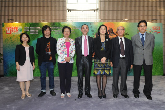 The then Convenor of Hong Kong-Taiwan Cultural Co-operation Committee, Mr Fredric Mao (centre), attended the Meet-the-media Gathering of "Hong Kong Week 2012" with other members on 18 September 2012, including the then Director of Leisure and Cultural Services Department, Mrs Betty Fung (third right), members of Hong Kong-Taiwan Cultural Co-operation Committee, Ms Susie Chiang (third left), Dr Chan Man-hung (second right), Mr Gabriel Pang (second left), Mr Elton Yeung (right most) and then Deputy Secretary for Home Affairs, Mrs Avia Lai (left most).