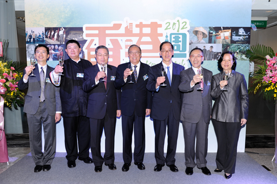 The opening ceremony of HK Week 2012 was held in Taipei in the evening of 23 November 2012. Photo shows the officiating guests (from right), the then Convenor of the Cultural Co-operation Committee under the Taiwan-HK Economic and Cultural Co-operation Council (THEC), Ms Hsu Li-lin; the then Convener of the HK-Taiwan Cultural Co-operation Committee under the HK-Taiwan Economic and Cultural Co-operation and Promotion Council (ECCPC), Mr Fredric Mao; the then Vice-Chairperson of the ECCPC, Mr Tsang Tak-sing; the then Chairperson of the ECCPC, Mr Charles Lee; then Chairman of the THEC, Mr Lin Chen-kuo; the then Vice-Chairperson of the ECCPC, Mr David Lie; and then Director of the HK Economic, Trade and Cultural Office (Taiwan), Mr John Leung, in a toast at the opening reception.