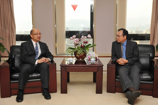 The then Executive Vice-Chairperson of the Hong Kong-Taiwan Economic and Cultural Cooperation and Promotion Council, Mr Raymond Tam, met with the then Vice-Chairman of the Taiwan-Hong Kong Economic and Cultural Co-operation Council and the then Deputy Minister of "Mainland Affairs Council" in Taiwan, Dr Lin Chu-chia (right), on June 6 2013 to exchange views on the latest development of Hong Kong-Taiwan relations.