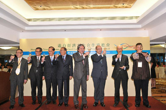 Mr Tsang, ECCPC then Chairperson, Mr Charles Lee, then Executive Vice Chairperson, Mr Raymond Tam, and then Vice Chairpersons, Messrs Wong Kam-sing, Paul Chan, Fredric Mao, Tsang Tak-Sing and David Lie, proposing a toast at the welcome dinner.