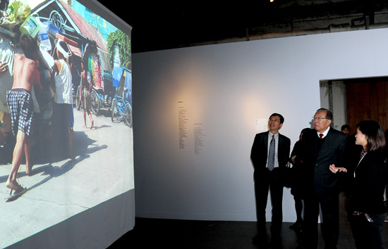 The then Chairman of the Hong Kong-Taiwan Economic and Cultural Cooperation and Promotion Council, Mr Charles Lee, viewed "Hong Kong Week" exhibitions entitled "All are Guests" and "Hong Kong Design-Style" at Huashan 1914 Creative Park on December 12, 2013. With the theme of "Legacies & Innovations", this year’s "Hong Kong Week" programme introduces Hong Kong's rich culture and unlimited creativity to the Taiwan audience through a series of exhibitions and artistic programmes. Photo shows Mr Lee tours the contemporary art exhibition "All are Guests".
