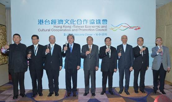 Mr Tsang, ECCPC then Chairperson, Mr Charles Lee, then Executive Vice Chairperson, Mr Raymond Tam, and then Vice Chairpersons, Messrs Anthony Cheung, Greg So, Wong Kam-sing, Lau King-wah, Fredric Mao and Mr David Lie, proposing a toast at the welcome dinner.