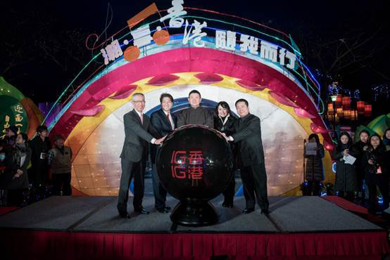 Chairperson of the Hong Kong-Taiwan Economic and Cultural Cooperation and Promotion Council, Mr David Lie, visited Taoyuan, Taiwan on 21 and 22 February 2016 during when he officiated at the lighting ceremony for the Hong Kong lantern area at the 2016 Taiwan Lantern Festival with the then Director of the Hong Kong Economic, Trade and Cultural Office, Mr Rex Chang (second from left); the then Chairman of the Hong Kong Business Association in Taiwan, Mr Richard Shen (left); the Director (Taiwan) of the Hong Kong Tourism Board, Ms Winnie Shyu (second from right); and the Chairman of the Hong Kong Club of Taipei, Mr Oliver Mok (right).