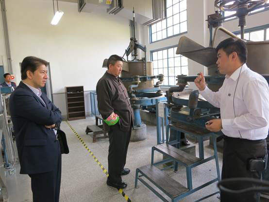 Mr Lie (centre) also visited Daxi Tea Factory to learn about the preparation of tea leaves in Taiwan.